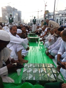 أطول مأدبة إفطار في مكة بطول 4 كيلومترات وتوزع 1.3 مليون وجبة