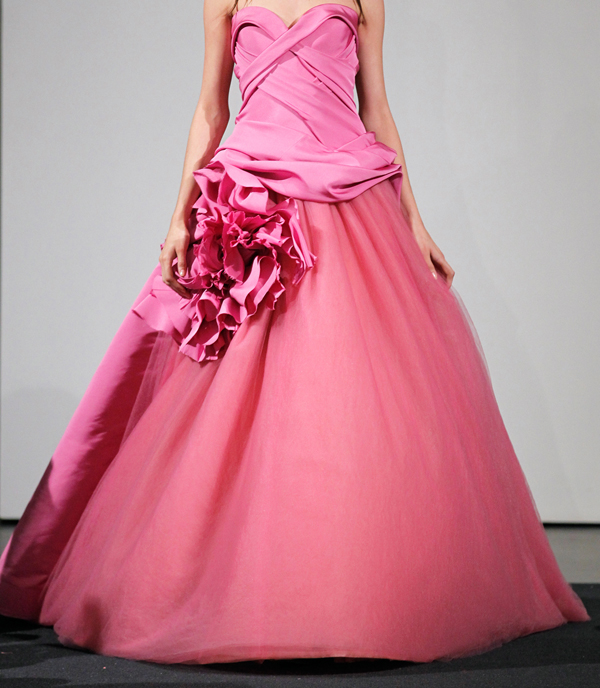 الفستان الوردي من Vera Wang للعروس الجريئة. 