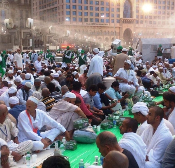 أطول مأدبة إفطار في مكة بطول 4 كيلومترات وتوزع 1.3 مليون وجبة
